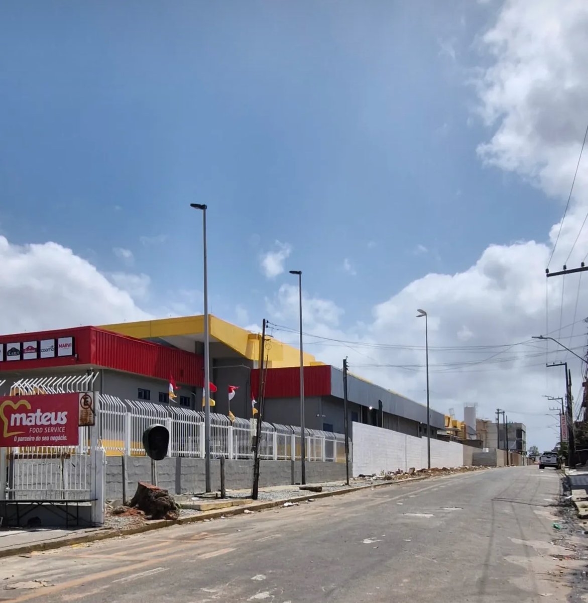 alosaocristovao's tweet image. 🚨🚨REPERCUSSÃO: Grupo Mateus é alvo de críticas após corte de árvores de quase três décadas no São Francisco

Moradores do bairro São Francisco, em São Luís, denunciaram nesta semana o corte de árvores antigas na Rua dos Abacateiros, área que recebia sombra natural há quase três…