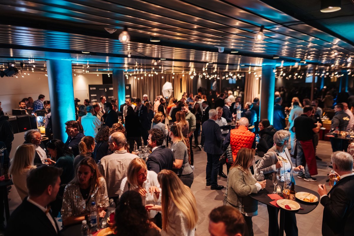 Am 18.11.2025, feierten wir die 12. Movie Night!
Bei tollen Gesprächen, gutem Essen und umgeben von Freunden, Kund:innen und Lieferant:innen genossen wir einen unvergesslichen Abend. Die UPGREAT Band sorgte für hammer Stimmung und der Film Maverick rundete den Abend perfekt ab.