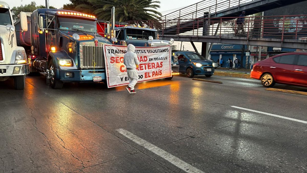 POSTACDMX's tweet image. 🚧🇲🇽 Mega bloqueo nacional paraliza accesos a la CDMX. Transportistas y organizaciones campesinas detienen la circulación en puntos clave 📍

📸 Ramón Ramirez

#CDMX  #Noticias  #Bloqueo