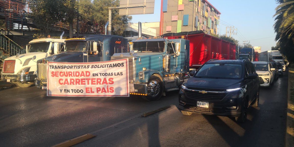 POSTACDMX's tweet image. 🚧🇲🇽 Mega bloqueo nacional paraliza accesos a la CDMX. Transportistas y organizaciones campesinas detienen la circulación en puntos clave 📍

📸 Ramón Ramirez

#CDMX  #Noticias  #Bloqueo