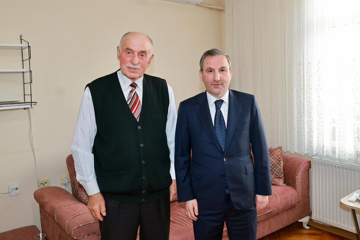 alitombastr's tweet photo. Öğretmenler Günü'nde, ilçemizin eğitim çınarları olan, uzun yıllar hizmet vermiş değerli komşularımız, emekli öğretmenlerimiz Enver Çayır ve  Mehmet Taşkın hocamızı hanesinde ziyaret ettik.

Evlatlarımızın geleceği için gösterdikleri büyük özveri ve emekten dolayı kendilerine sonsuz şükran borçluyuz.

Rabbim; sağlık, sıhhat, afiyet versin. Öğretmenler Gününüz kutlu olsun!