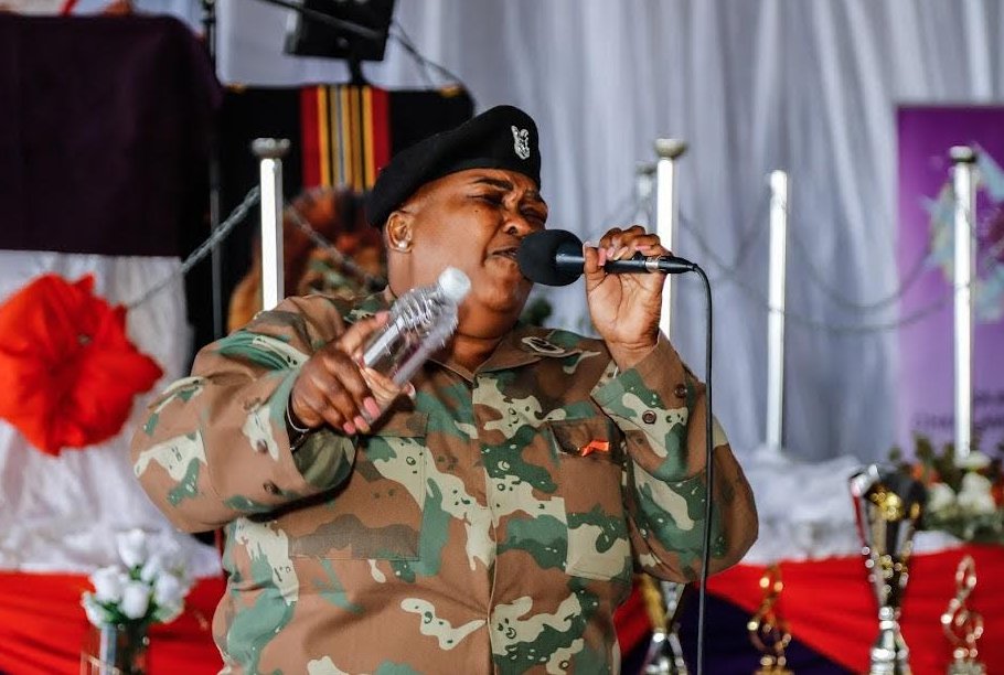 SANDF_ZA's tweet image. Photographs from the Thanksgiving Service took place during Exercise VUKUHLOME IV  at the South African Army Combat Training Centre in Lohatlha on Sunday, 23 November 2025.

#SANDF
#SAArmy
#PrideOfLions
#ExerciseVUKUHLOME_IV