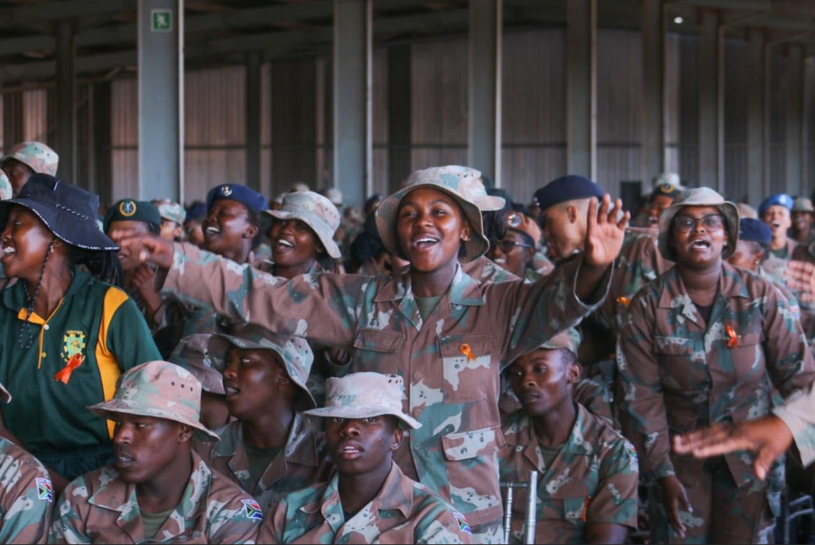 SANDF_ZA's tweet image. Photographs from the Thanksgiving Service took place during Exercise VUKUHLOME IV  at the South African Army Combat Training Centre in Lohatlha on Sunday, 23 November 2025.

#SANDF
#SAArmy
#PrideOfLions
#ExerciseVUKUHLOME_IV
