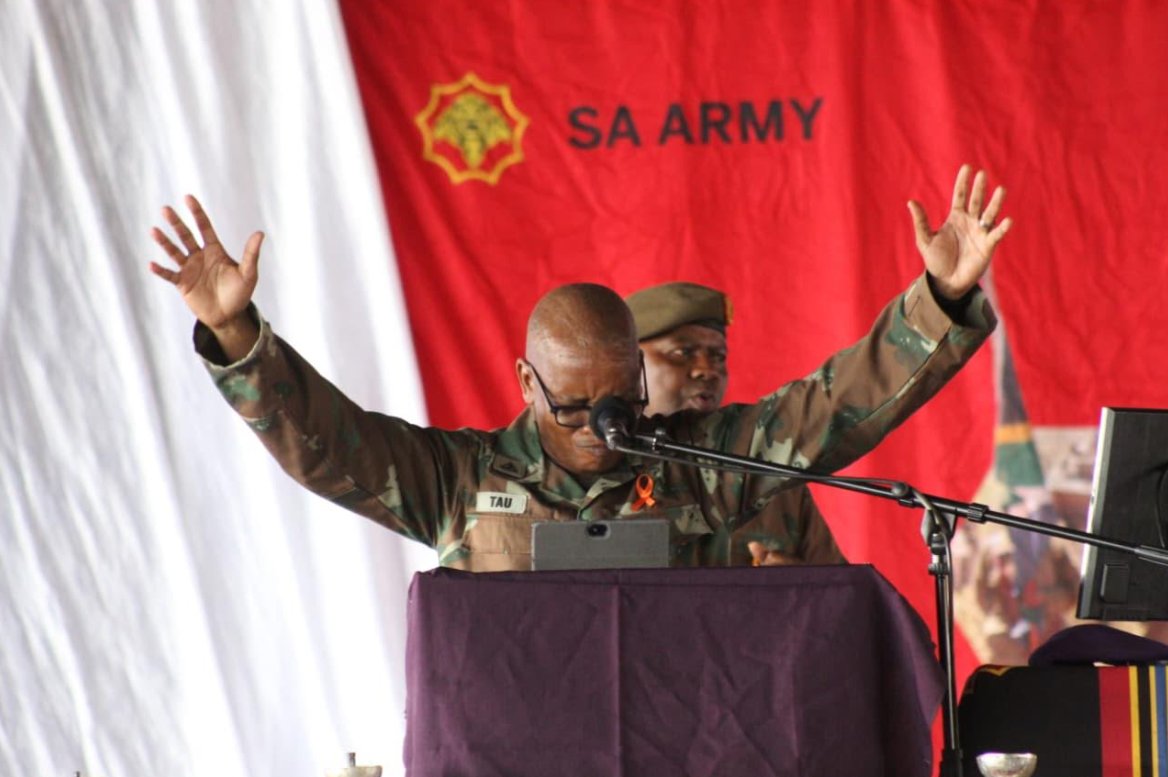 SANDF_ZA's tweet image. Photographs from the Thanksgiving Service took place during Exercise VUKUHLOME IV  at the South African Army Combat Training Centre in Lohatlha on Sunday, 23 November 2025.

#SANDF
#SAArmy
#PrideOfLions
#ExerciseVUKUHLOME_IV