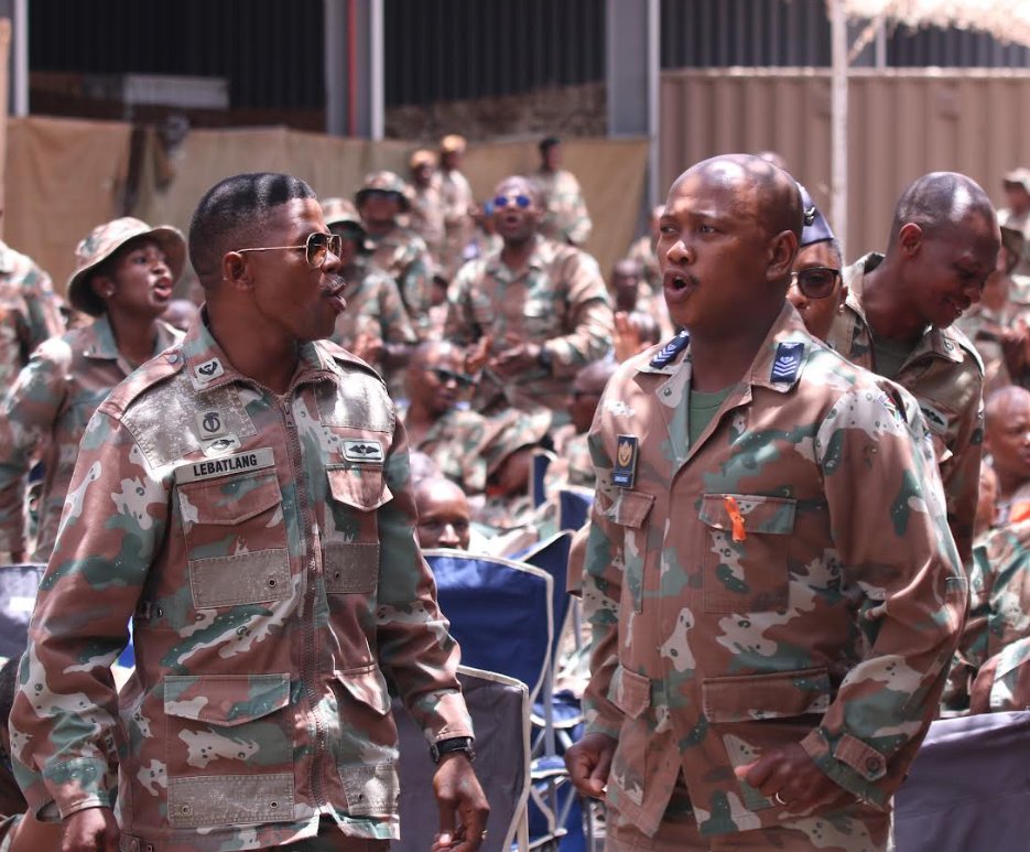 SANDF_ZA's tweet image. Photographs from the Thanksgiving Service took place during Exercise VUKUHLOME IV  at the South African Army Combat Training Centre in Lohatlha on Sunday, 23 November 2025.

#SANDF
#SAArmy
#PrideOfLions
#ExerciseVUKUHLOME_IV