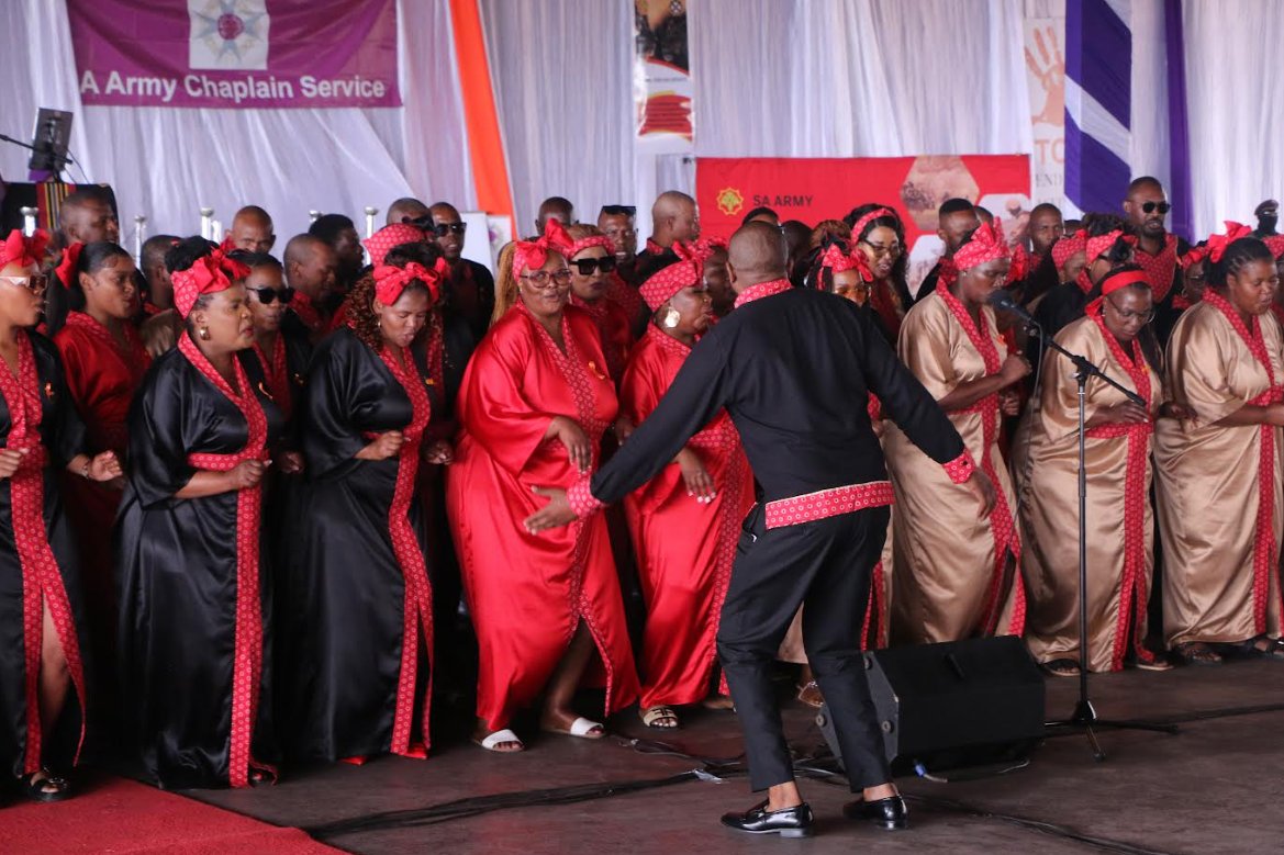 SANDF_ZA's tweet image. Photographs from the Thanksgiving Service took place during Exercise VUKUHLOME IV  at the South African Army Combat Training Centre in Lohatlha on Sunday, 23 November 2025.

#SANDF
#SAArmy
#PrideOfLions
#ExerciseVUKUHLOME_IV