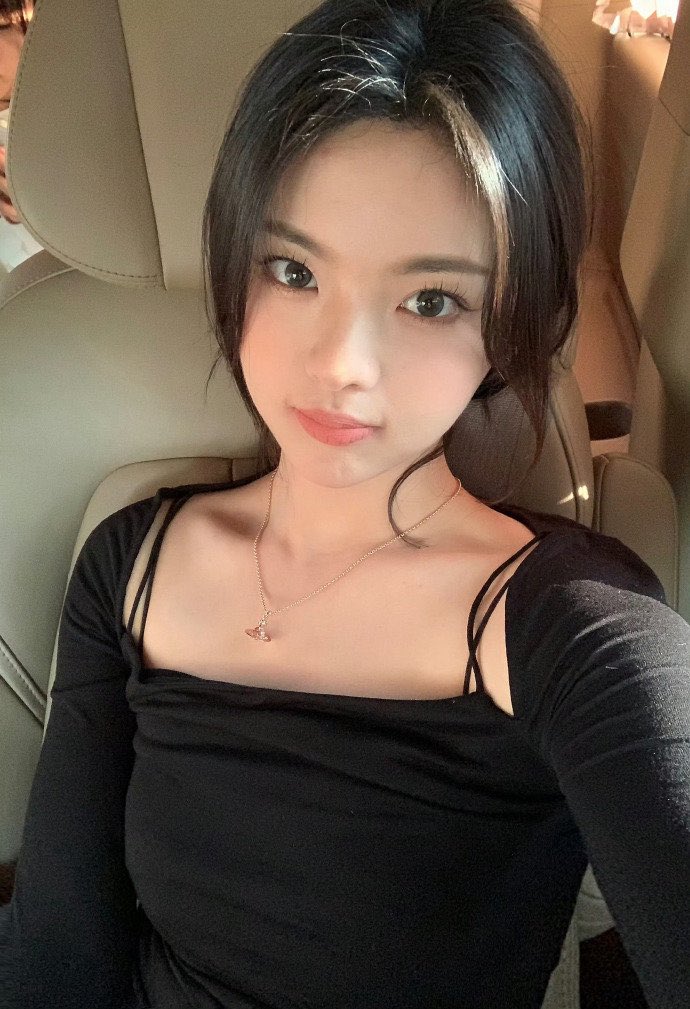 杨超越越来越有魅力了，仔细看还是个小对眼。 https://t.co/L9vAxVsEvk