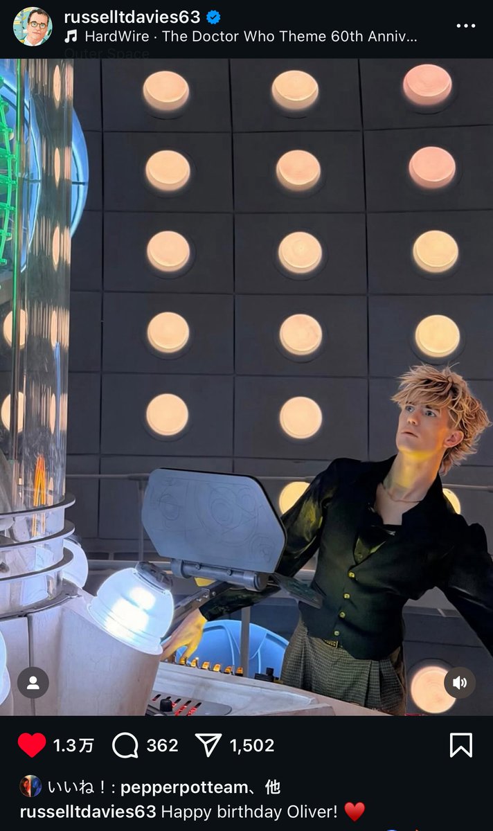 DW_knowledgebot's tweet image. 突如RTDのインスタに「誕生日おめでとう！」とメッセージと共に登場した謎の男性。
「次のドクター⁈」と全英を大騒ぎさせましたが、たまたま11月23日が誕生日のファン。
本人も「次のドクターではないです…」と否定の動画を投稿しました。
#ドクター・フー #ドクターフー 
instagram.com/stories/theoli…
