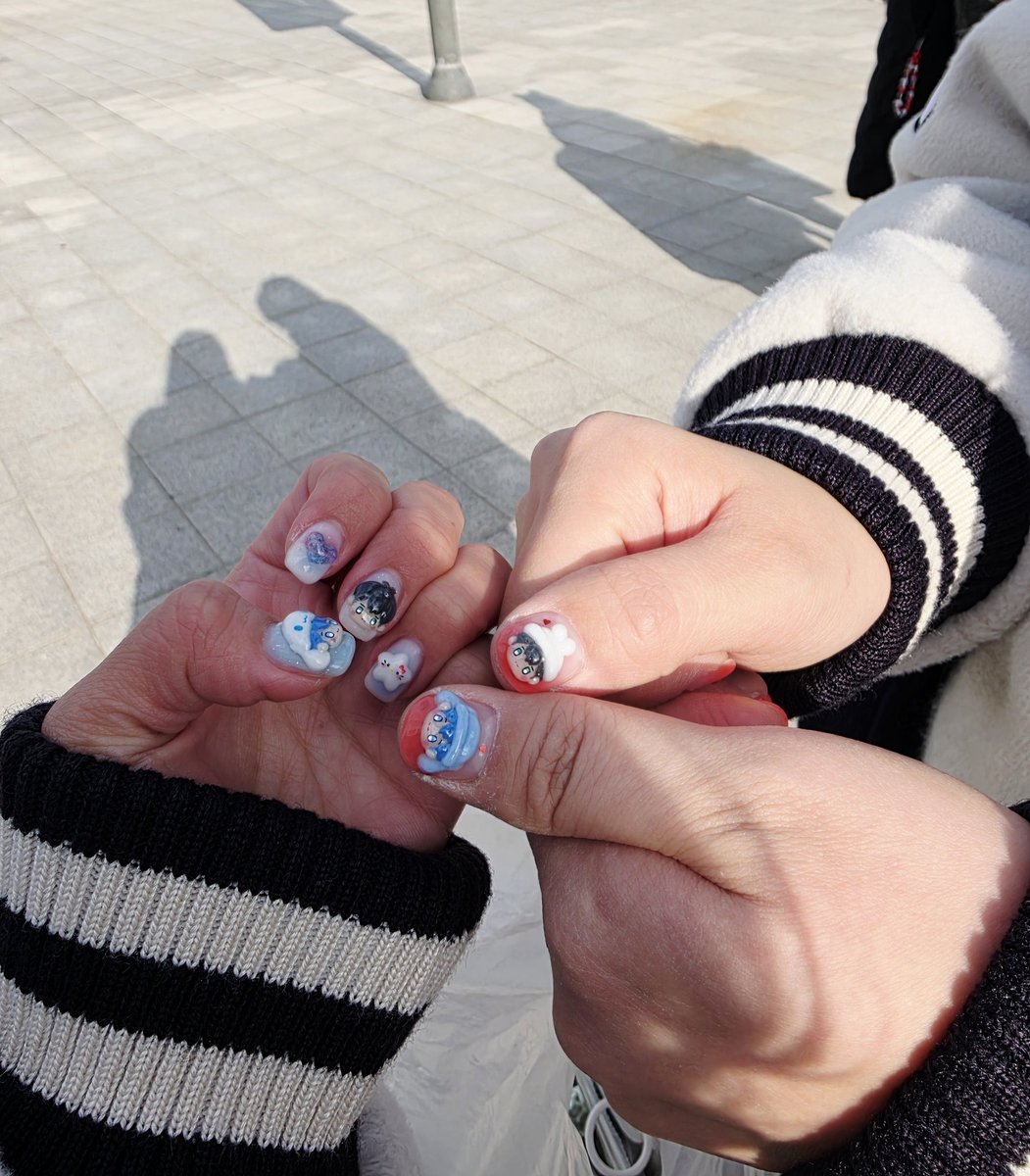 PLAVEs_PLLIv's tweet image. @rabirianne 옹냥이님과의 네일동기화💙💗 히히 @0_Gam_0312 영감님 눈썰미 덕에 소중한 플리님 얻었서요🤭🫶🏻
그나저나 첫콘이 이번주 금요일인 줄 알았는데 사진첩에 미래 사진이 있....흐흑🥹 정신차리자👏🏻👏🏻👏🏻 사실 못차리겠음

#플레이브 #PLAVE #DASH_Quantum_Leap_ENCORE