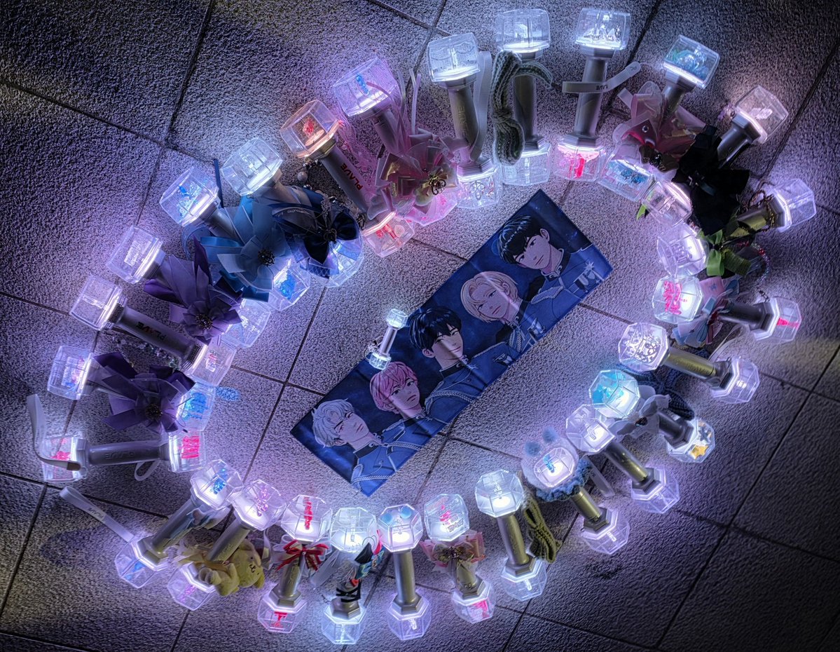 PLAVEs_PLLIv's tweet image. @rabirianne 옹냥이님과의 네일동기화💙💗 히히 @0_Gam_0312 영감님 눈썰미 덕에 소중한 플리님 얻었서요🤭🫶🏻
그나저나 첫콘이 이번주 금요일인 줄 알았는데 사진첩에 미래 사진이 있....흐흑🥹 정신차리자👏🏻👏🏻👏🏻 사실 못차리겠음

#플레이브 #PLAVE #DASH_Quantum_Leap_ENCORE