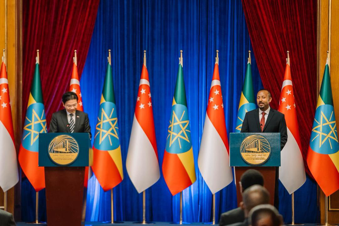 PMEthiopia's tweet image. Prime Minister Abiy Ahmed and Prime Minister Lawrence Wong’s bilateral discussions, signing of two Memoranda of Understanding on Skills Development and Carbon Credits and joint press briefing. 

#PMOEthiopia