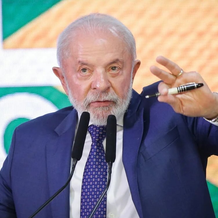 republiqueBRA's tweet image. 🇧🇷 Lula confirma candidatura à Presidência em 2026 e diz que precisa ser eleito para “reconstruir o país”.