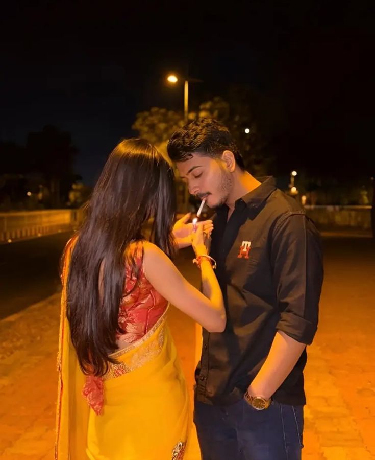 यह लम्हा किसी बातचीत से बड़ा है
तुम सिर्फ़ माचिस की तीली ही जला दो।