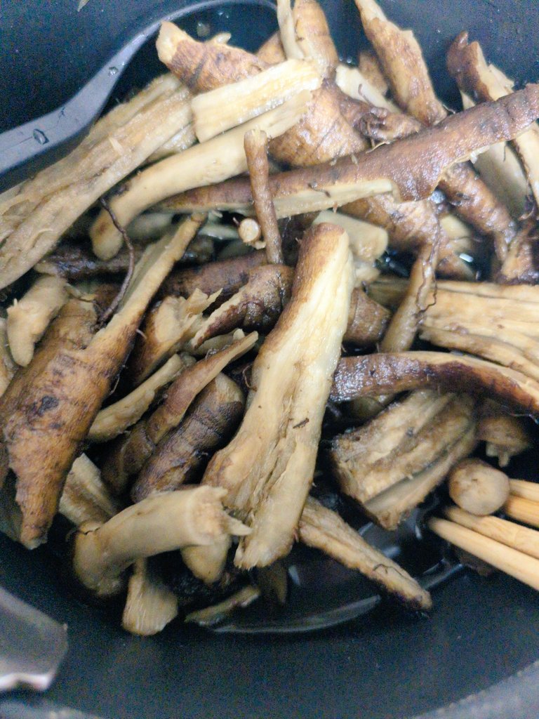 ゴボウにまつわる食文化の違いがもたらした悲劇的な逸話として、「戦時中、外国人捕虜にゴボウを与えたところ、木の根を食べさせられたと誤解され、戦後にBC級戦犯として虐待の罪で処罰された」というものがある。1952年(昭和27年) 12月10日に行われた第15回国会参議院法務委…