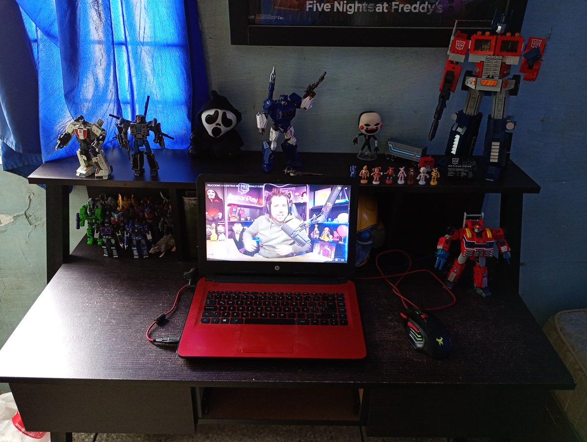 CircusWave's tweet image. Ah! por cierto, me congratula mostrarles mi mayor exito del año! Mi Nueva PC! Aqui tienen 2 fotos, una de mi Set Up de antes (Con mi antigua PC) junto a la actualizada! :D QUE FELICIDAD!!!! Alguna opinion?

Sip, esta @auronplay colandose en la pantalla de mis PC! jsjs