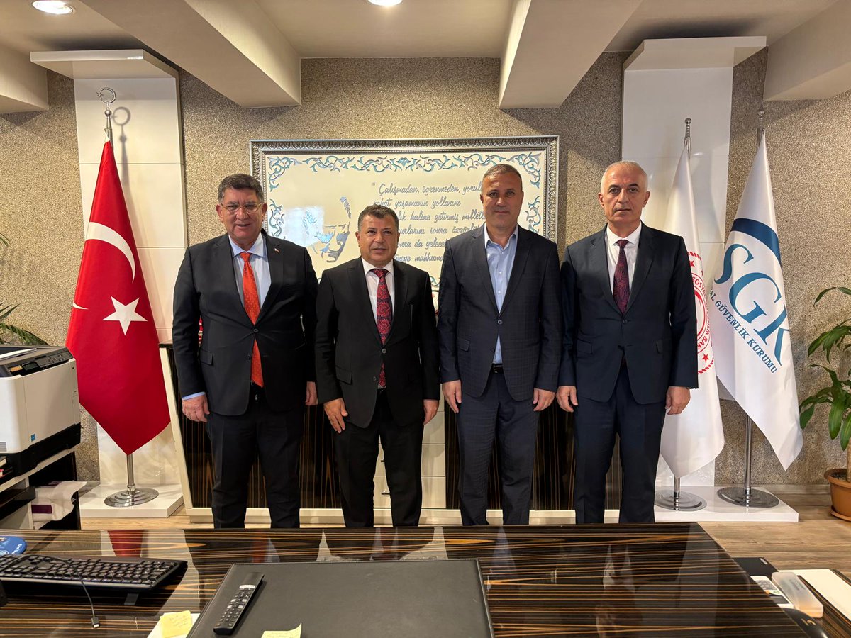 Antalya Esnaf ve Sanatkarlar Odaları Birliği Başkanı Sn. Adlıhan DERE, Adana Esnaf ve Sanatkarlar Odaları Birliği Başkanı Sn. Niyazi GÖVER ve Antalya Otobüsçüler Esnaf ve Sanatkarlar Odası Başkanı Sn. Yasin ARSLAN, İl Müdürümüz Mehmet TANRIÖVER' i makamında ziyaret ettiler.