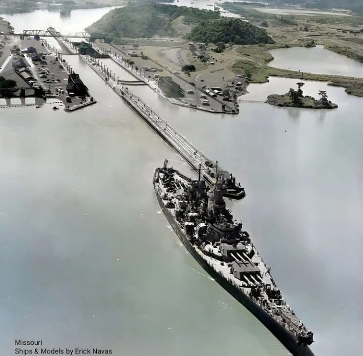SgmNaval's tweet image. Acorazado USS Missouri saliendo de las exclusas de Miraflores en el Canal de Panamá.
Estos buques eran tan grandes que apenas cabían en las exclusas, dejando unos 40 cm para la navegación.