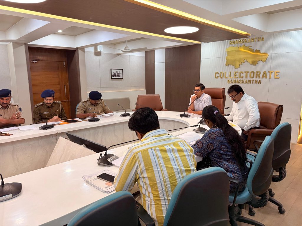 કલેક્ટરશ્રી બનાસકાંઠા મિહિર પટેલ દ્વારા જિલ્લાની કાયદો અને વ્યવસ્થા સમિતિની તથા ભૂસ્તર વિભાગની ટાસ્કફોર્સ અને ગ્રિવેન્સ રીડ્રેસલ સમિતિની સમીક્ષા બેઠક યોજી સબંધિત અધિકારીશ્રીઓને માર્ગદર્શક સૂચનો કર્યા. <a href="/CMOGuj/">CMO Gujarat</a> <a href="/revenuegujarat/">Revenue Dep. Gujarat</a>