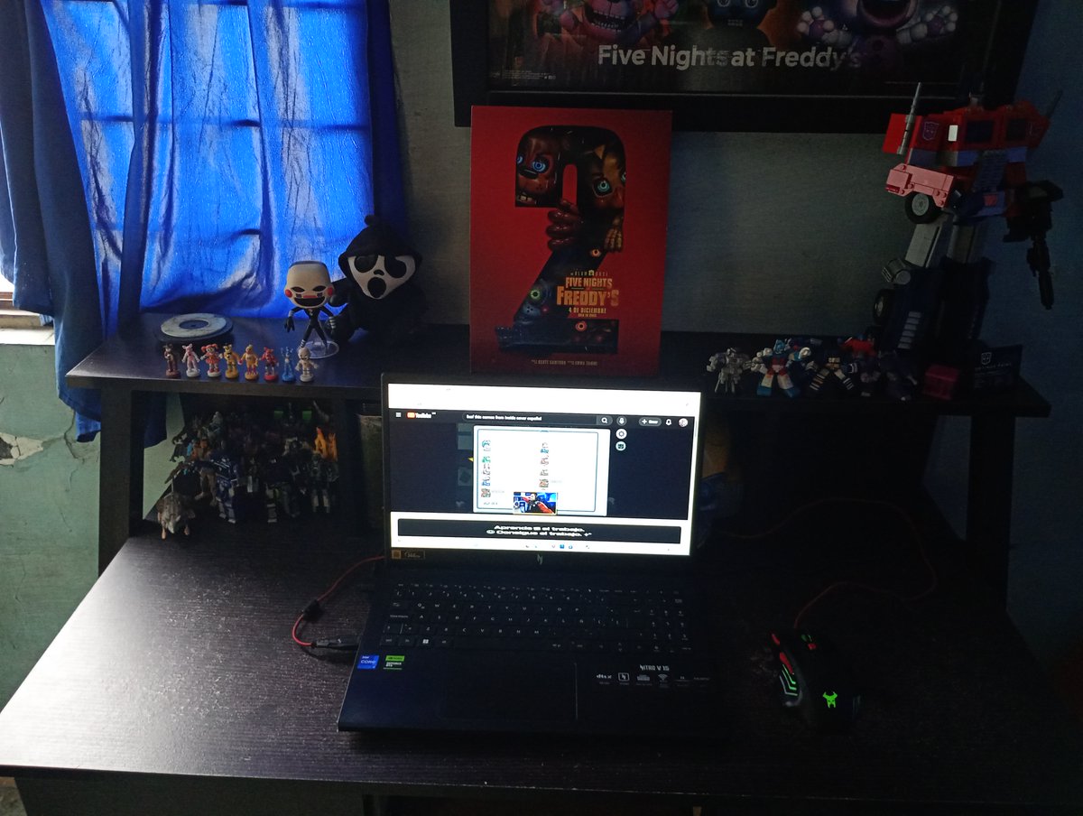 CircusWave's tweet image. Ah! por cierto, me congratula mostrarles mi mayor exito del año! Mi Nueva PC! Aqui tienen 2 fotos, una de mi Set Up de antes (Con mi antigua PC) junto a la actualizada! :D QUE FELICIDAD!!!! Alguna opinion?

Sip, esta @auronplay colandose en la pantalla de mis PC! jsjs