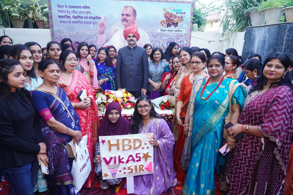 vikasvaibhavips's tweet image. #जन्मदिवस के अवसर पर बिहार के सभी जिलों से अनेकानेक माध्यमों से प्राप्त शुभकामनाओं एवं अविरल स्नेह हेतु सभी स्वजनों का हृदय से आभार व्यक्त करता हूँ ! आपके इस आत्मीय जुड़ाव के कारण निश्चित ही मन बिहार के उज्ज्वलतम भविष्य निर्माण हेतु हर संभव त्याग एवं बलिदान हेतु तत्पर तथा दृढ़…