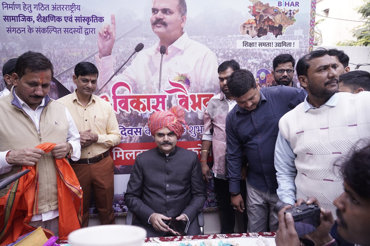 vikasvaibhavips's tweet image. #जन्मदिवस के अवसर पर बिहार के सभी जिलों से अनेकानेक माध्यमों से प्राप्त शुभकामनाओं एवं अविरल स्नेह हेतु सभी स्वजनों का हृदय से आभार व्यक्त करता हूँ ! आपके इस आत्मीय जुड़ाव के कारण निश्चित ही मन बिहार के उज्ज्वलतम भविष्य निर्माण हेतु हर संभव त्याग एवं बलिदान हेतु तत्पर तथा दृढ़…