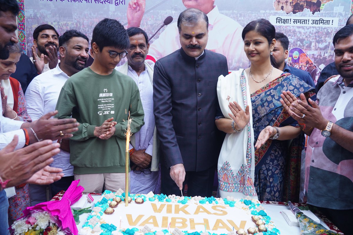 vikasvaibhavips's tweet image. #जन्मदिवस के अवसर पर बिहार के सभी जिलों से अनेकानेक माध्यमों से प्राप्त शुभकामनाओं एवं अविरल स्नेह हेतु सभी स्वजनों का हृदय से आभार व्यक्त करता हूँ ! आपके इस आत्मीय जुड़ाव के कारण निश्चित ही मन बिहार के उज्ज्वलतम भविष्य निर्माण हेतु हर संभव त्याग एवं बलिदान हेतु तत्पर तथा दृढ़…