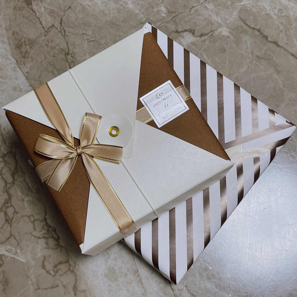 姪っ子と連弾してきた〜🎹久々に人前で弾いたけど、ステージってこんな感じだったなぁと適度な緊張と懐かしさ☺️お花やお菓子もいただいて感謝です🙏家が華やいでおる🥺💐