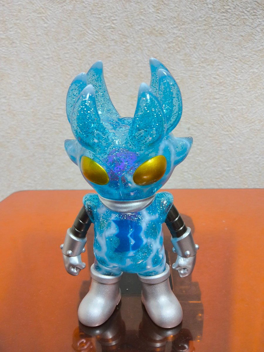 ソフビならではのクリア成型色を生かした、まさに王道のソフビ。 光を