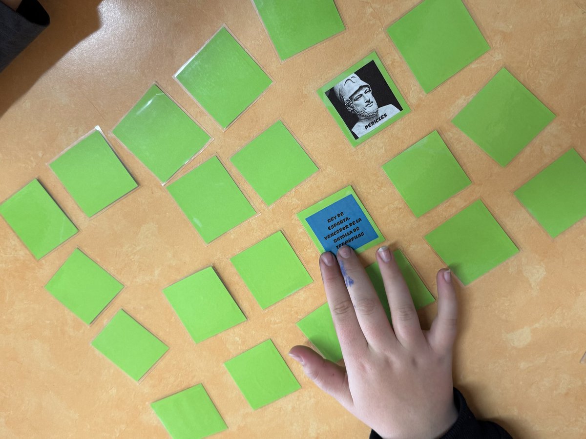 ¿Quién dijo que aprender Cultura Clásica era aburrido? ¡Venid a jugar a este Memory llamado "Griegos Clásicos"!
El objetivo es emparejar filósofos, matemáticos, políticos o poetas de la civilización griega. Una forma divertida y desafiante de poner a prueba cuánto han aprendido