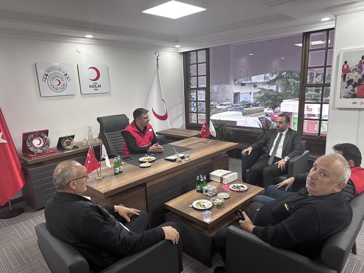 kizilayrize's tweet photo. 📍Rize İl Müftümüz Sayın Naci Çakmakçı, şubemizi ziyaret etti.  
Karşılıklı fikir alışverişinde bulunarak iş birliği imkânlarını değerlendirdik.  
Kendilerine nazik ziyaretleri için teşekkür ediyoruz. 🌙🇹🇷 https://t.co/vjb5h4tn81