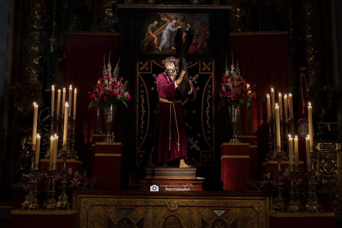 VirCuevas79's tweet photo. Hoy es uno de esos días en los que todo vallisoletano, y cualquiera que ame nuestra #SemanaSanta, debería pasar delante de este altar, hoy en su #besapié, siempre maravilloso y con buen gusto, no solo para contemplarlo, sino también para serenar el alma durante unos minutos.
Ojalá algunos que suelen vivir entre agendas, prisas y compromisos encontraran aquí lo que a veces se olvida. Porque hay miradas que dicen más que cualquier presencia obligada.
Hoy, a las 20:30 h, tendrá lugar el acto final de oración.
⛪(San Quirce y Santa Julita)
A lo largo de la tarde-noche compartiré lo que mis ojos y mi alma han captado al ver una de las tallas por las que siento mayor debilidad.
#semanasanta
#semanasantavalladolid
#semanasantatodoelaño