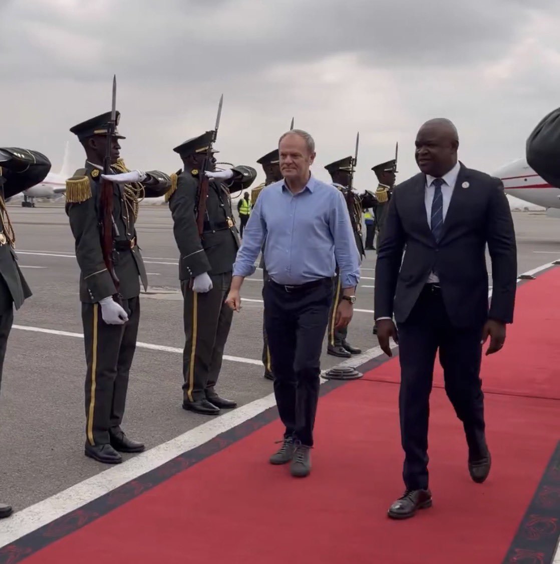 czardam's tweet image. Donald Tusk to jednak bardzo doświadczony polityk, więc coś nie chce mi się wierzyć, że ot tak wyszedł tak ubrany, wiedząc, jakie będą reakcje. 

Myślę, że jednak jest to fortel Premiera, by skupić uwagę publiczności na Jego ubiorze, a nie na fakcie, że nie ma go przy rozmowach w…