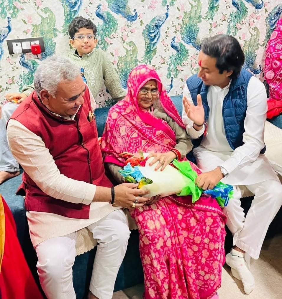 SurendraydvINC's tweet image. बीते कल आदरणीय जयवर्धन सिंह जी मेरे निवास पर पधारे।

उन्होंने निवास पर परिवारजनों से आत्मीय मुलाकात की और बेटे संस्कार के जन्मदिन के उपलक्ष्य में केक काटकर उसे अपना आशीर्वाद प्रदान किया, साथ ही उपस्थित कांग्रेसजनों का उत्साह बढ़ाया।

@JVSinghINC  #SurendraYadav #JaiVardhanSingh