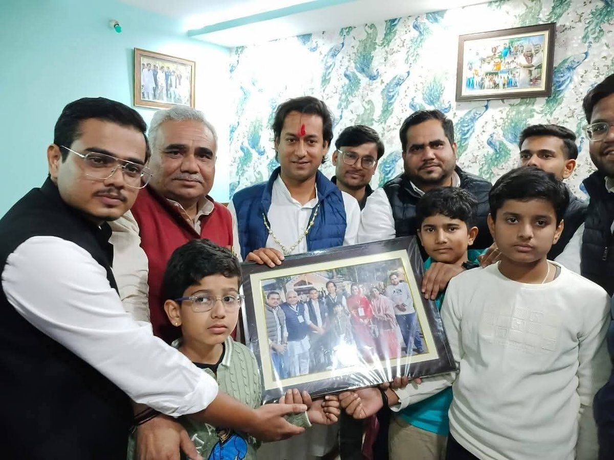 SurendraydvINC's tweet image. बीते कल आदरणीय जयवर्धन सिंह जी मेरे निवास पर पधारे।

उन्होंने निवास पर परिवारजनों से आत्मीय मुलाकात की और बेटे संस्कार के जन्मदिन के उपलक्ष्य में केक काटकर उसे अपना आशीर्वाद प्रदान किया, साथ ही उपस्थित कांग्रेसजनों का उत्साह बढ़ाया।

@JVSinghINC  #SurendraYadav #JaiVardhanSingh