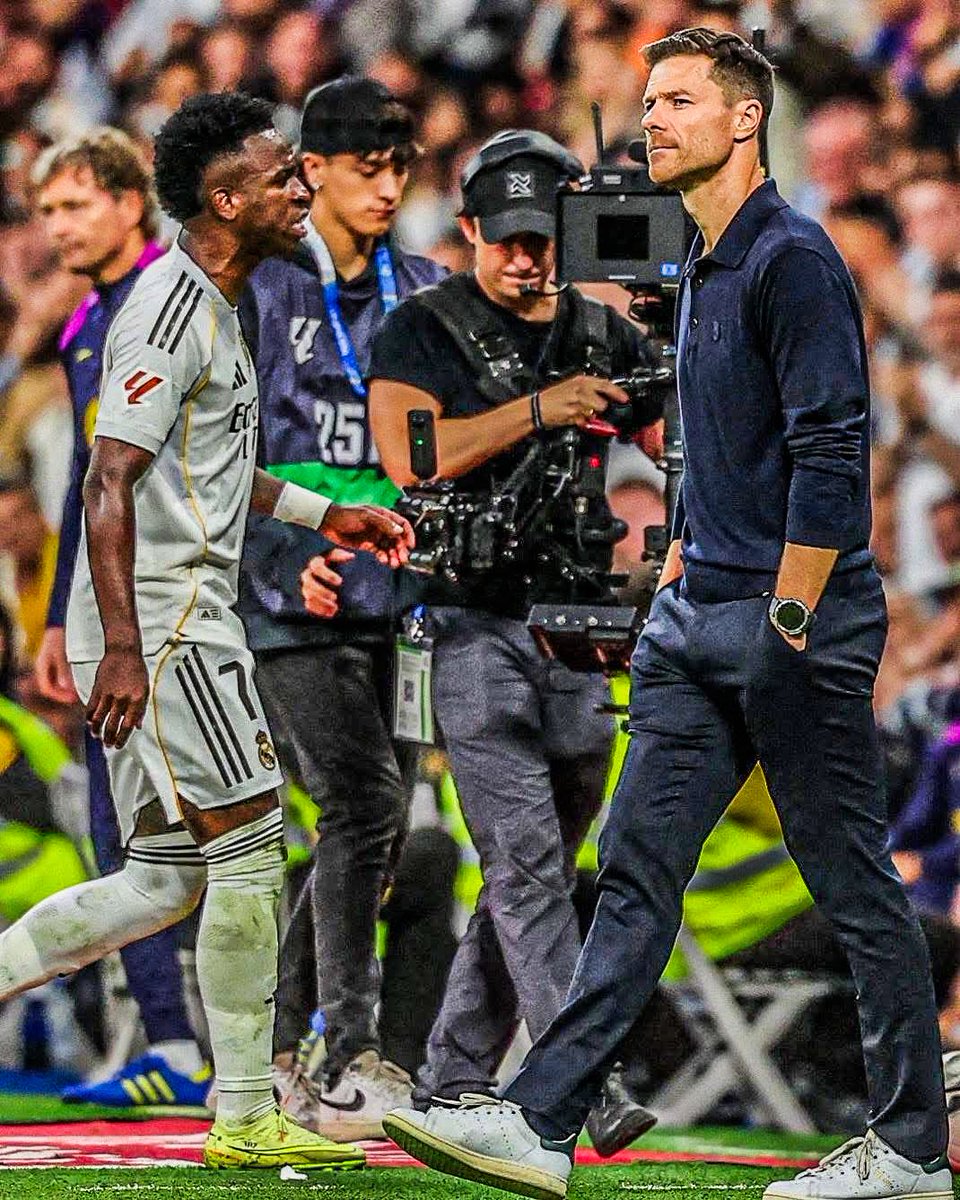 FichajeGoleador's tweet photo. 🚨💣 BOMBAZO: 🇧🇷 Vini Jr, le ha comunicado a Florentino Pérez, que NO renovará con 🇪🇸 Real Madrid, mientras su relación con Xabi Alonso siga tensa. NEGOCIACIONES ESTANCADAS. @MarioCortegana ⛔️👀😳 https://t.co/kG1e5BuiR4