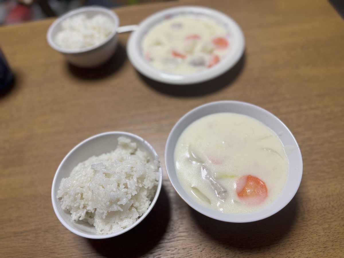 sampoman__'s tweet image. 2025年11月24日（月）☀️
牛乳を2倍入れてみたけど、味は変わったんだろうか？☺️
多忙すぎてシンプル飯だったけど、まぁ満足かな？
あと、次男くんからもらったカプリコね😋‼️
#ごはん部日誌