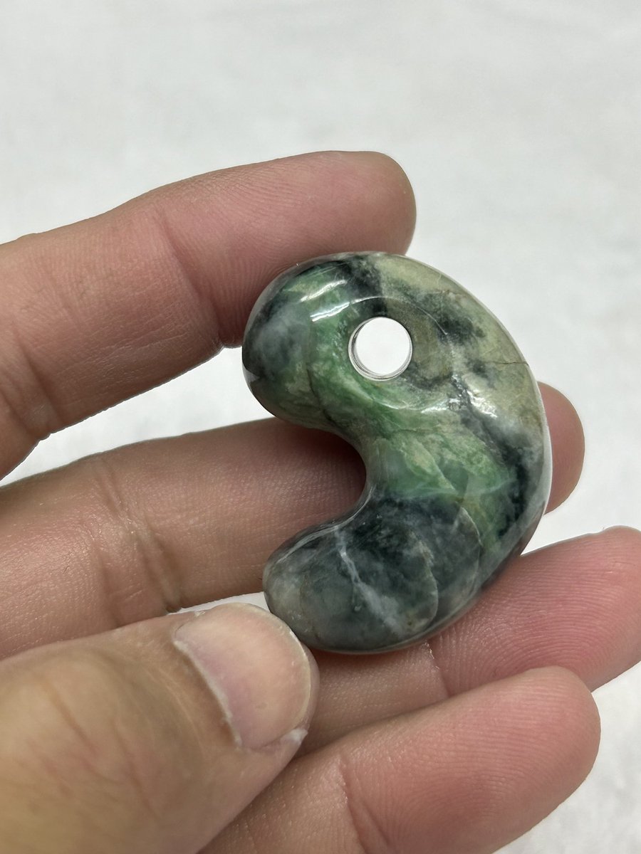 海中翡翠を使って 勾玉つくりました。29×39×20ミリです。 角閃石と翡翠