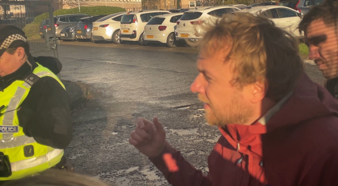 CraigHouston_'s tweet image. An interesting morning at Dalmarnock Primary School. I witnessed “journalists” at work and some strange antics. 

1) mingling with locals and trying to blend in before publishing words he heard while eavesdropping. 
2) one arguing with parents in defence of school 
3) one wanting…