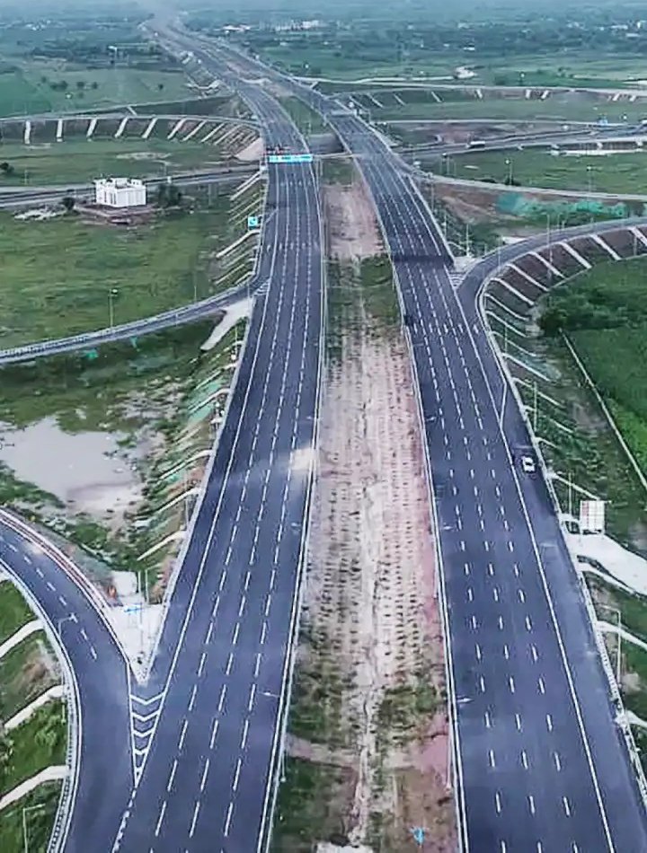 IPSAgni108's tweet image. 🚨 India’s top expressway states today:
UP - 1500 km
Rajasthan - 840 km
Maharashtra - 828 km
Haryana - 627 km

But 
Karnataka - just  119 km
All our tax money is being looted by North Indian states