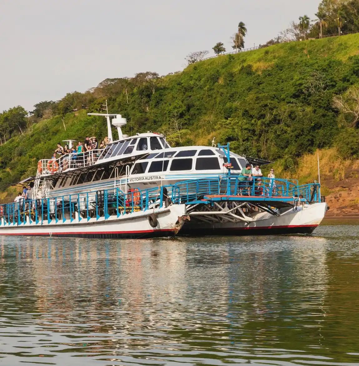 reemixturar's tweet image. Último Rayo Dorado del Paraná 🌅 Navegación al atardecer donde los ríos Iguazú y Paraná se unen. Vistas únicas de la Triple Frontera + show en vivo al caer la noche.
Vive el atardecer desde el agua.

#iguazu #catamaran