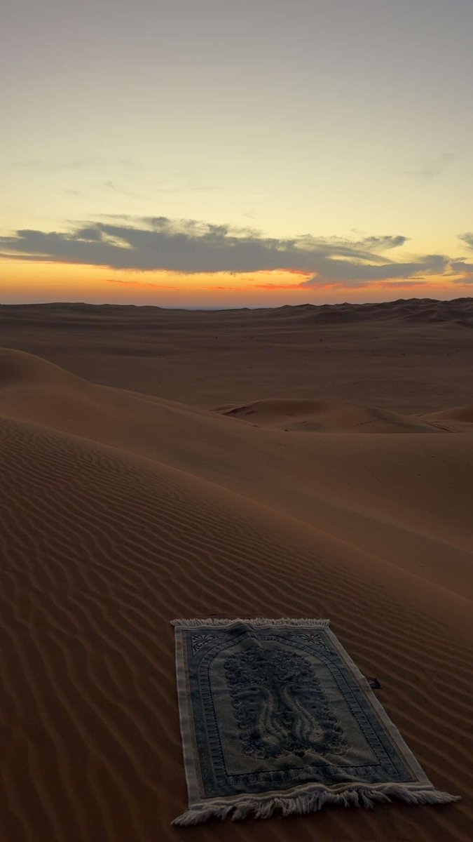 «من بسط سجادة الخيرة بوجه الظروف
اقتنع في كل ما يكتب .. الله من إلى» 
— خالد بدر الديحاني