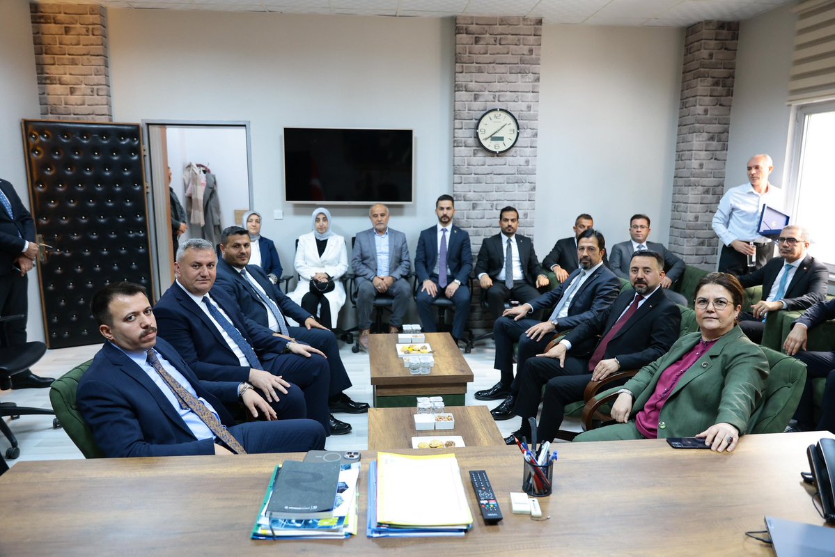 deryayanikashb's tweet image. 📍 Düziçi

Düziçi Kaymakamımız Sn. Kadir Yurdagül’ü ve İlçe Tarım ve Orman Müdürümüz Sn. Özcan Demirtaş’ı ziyaret ettik.

İlçemizin genel ihtiyaçlarının yanı sıra, Düziçi çiftçilerimize yönelik tarımsal destekleri, sulama altyapısını, verimliliği artırmaya dönük projeleri ve…