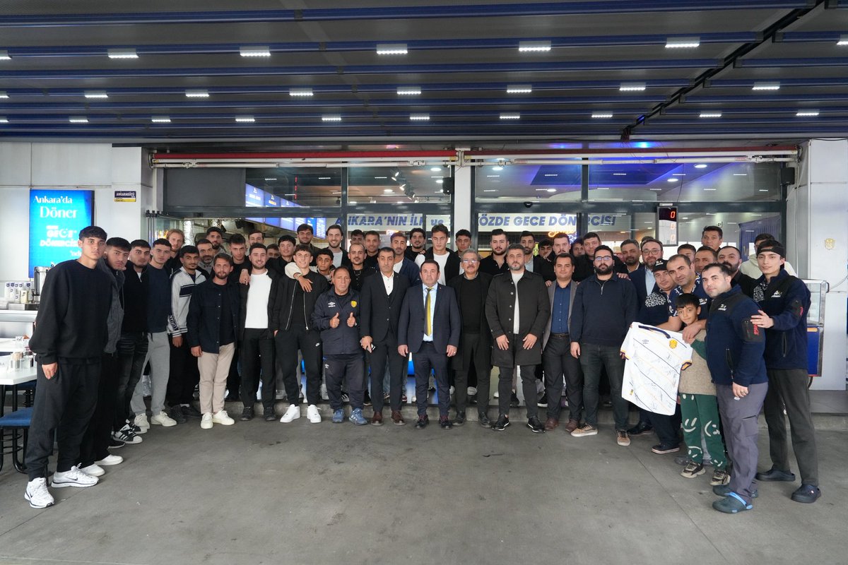 Ankaragucu's tweet photo. Takımımız Maç Öncesi Yemekte Bir Araya Geldi

Günün antrenmanının ardından Başkanımız Sayın Nuri Muhammet Yaman ve yönetim kurulumuz, futbolcularımızla birlikte Ankara’nın markası Gece Dönercisinde bir araya gelerek maç öncesi yemeğimizi gerçekleştirdi. https://t.co/gS9sWXzjRi