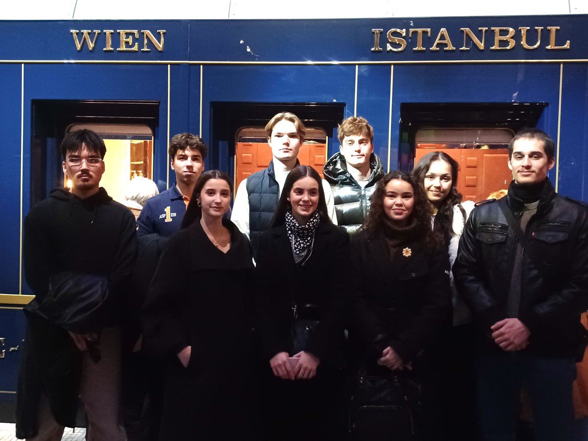 albertdemun's tweet image. Les étudiants de BTS #Hôtellerie #Restauration ont visité l’expo "1925-2025. Cent ans d’Art déco" au Musée des Arts décoratifs.
Plongée au cœur des Années folles :
🔹 Chefs-d’œuvre patrimoniaux
🔹 Tourisme de luxe
🔹 Premières affiches publicitaires
🔹 Wagon de l’Orient-Express