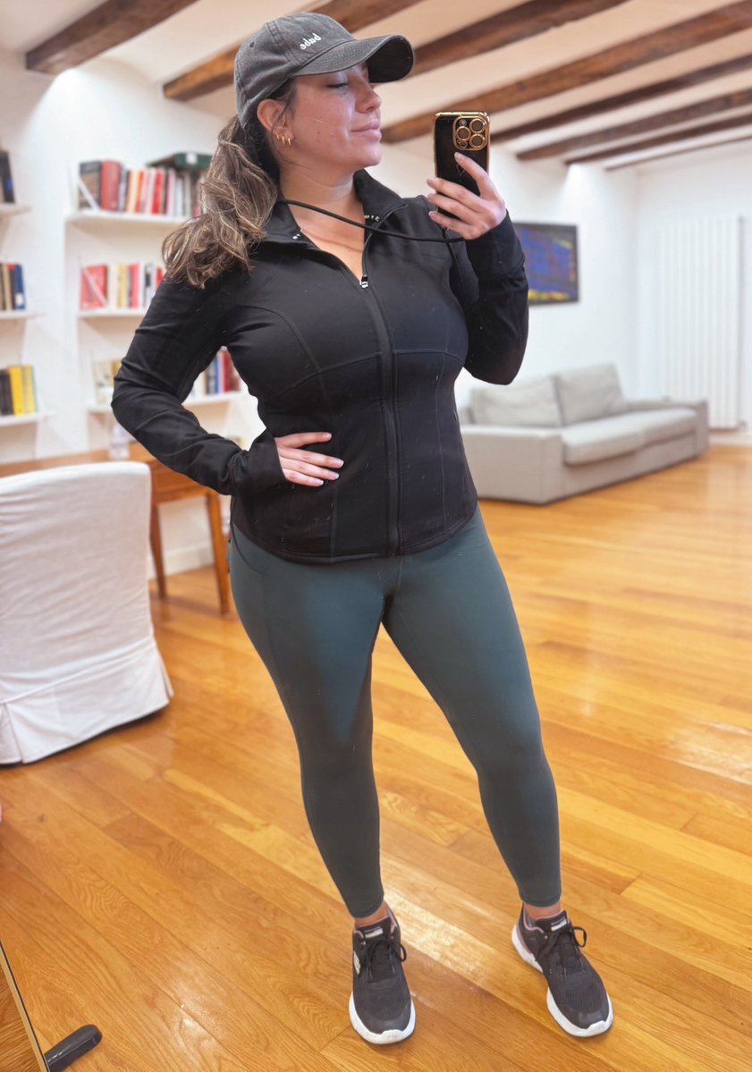 bayouBOMBSHELL1's tweet image. November last year vs November this year. Sometimes I feel like you can’t even tell a difference. Down 24 pounds and moving my body more than ever. This is embarrassing, but hopefully it inspires somebody 🥺 #thisis40 #keepgoing