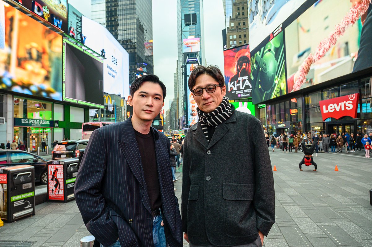 kokuhou_movie's tweet image. 𑁍𓈒꧁ 『#国宝』が
映画の都・ハリウッド、
演劇の聖地ニューヨークへ。

ハリウッドとニューヨークで『国宝』上映キャンペーンが行われ、
#吉沢亮 さん、#李相日 監督が
現地へと駆けつけました！