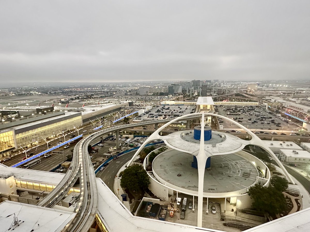 RickDickertWX's tweet image. Good Monday morning everyone!
It’s Thanksgiving week and the weather here in Southern California will be DRY with Wednesday being the warmest day of the holiday period-
Today will be mostly sunny after the morning fog and low clouds.
High temperature will be range from the mid…