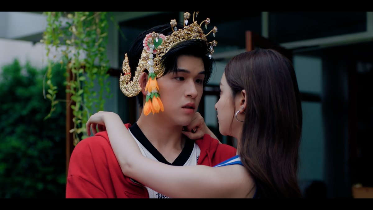 GMMTV's tweet image. นักมวยกับนางรำทำดี ๆ 😳
#MuTeLuvFistFootFusionEP2
@skywongraveee @primiily1_