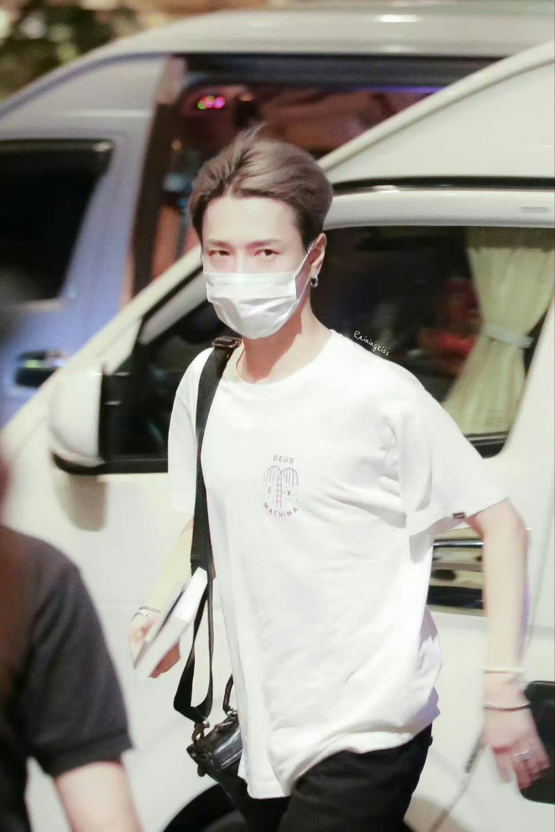 magi_ilys's tweet image. kinda felt like a loser whenever I knew yesung read a lot more books than me lol