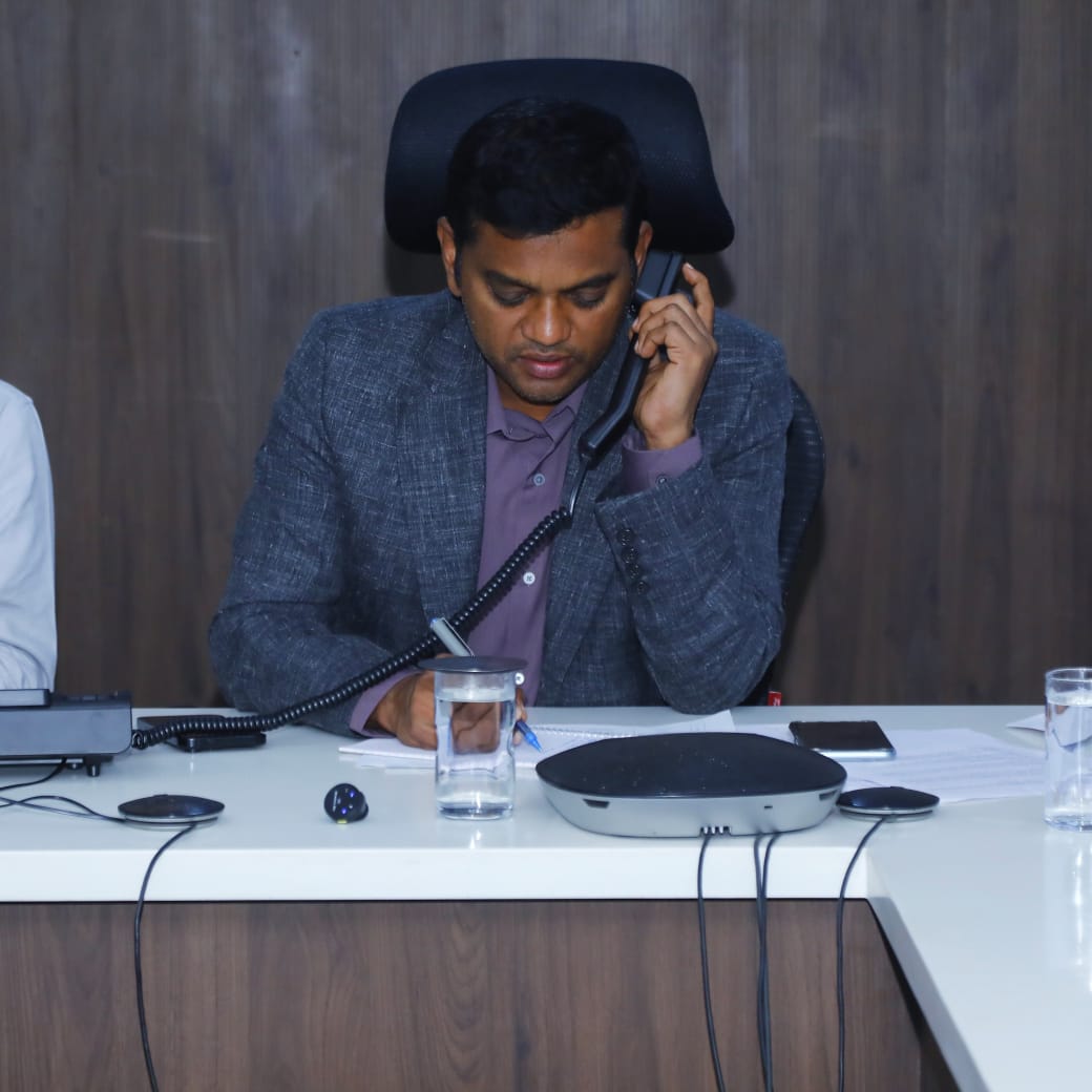 GBA_office's tweet image. ಬೆಂಗಳೂರು ಕೇಂದ್ರ ನಗರ ಪಾಲಿಕೆಯ ಕಛೇರಿಯಲ್ಲಿ ಇಂದು ನಡೆದ ಫೋನ್-ಇನ್ ಕಾರ್ಯಕ್ರಮದಲ್ಲಿ ಆಯುಕ್ತರಾದ ಶ್ರೀ ರಾಜೇಂದ್ರ ಚೋಳನ್ ರವರು ನಾಗರಿಕರಿಂದ ಬಂದ 37 ದೂರುಗಳನ್ನು ನೇರವಾಗಿ ಆಲಿಸಿ, ಸಂಬಂಧಿಸಿದ ಅಧಿಕಾರಿಗಳಿಗೆ ತಕ್ಷಣ ಕ್ರಮಕ್ಕೆ ಸೂಚನೆ ನೀಡಿದರು.

🔸 “ನಾಗರಿಕರ ದೂರುಗಳನ್ನು ಗಂಭೀರವಾಗಿ ಪರಿಗಣಿಸಿ.